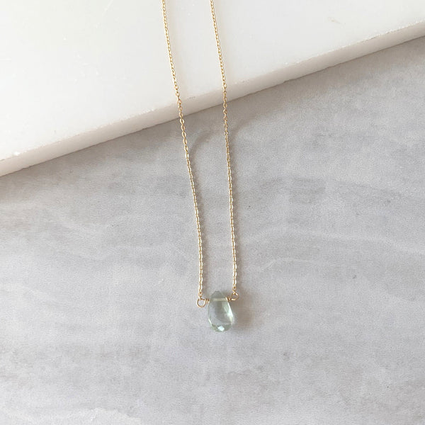 Teardrop necklace with Green Quartz in Gold